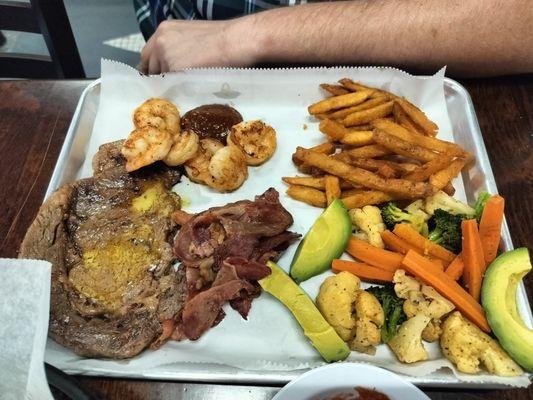 Steak, shrimp, fries, veggies, avocado.
 We also had avocado and cheese dip. 
 No alcohol served her. That's okay with us though.