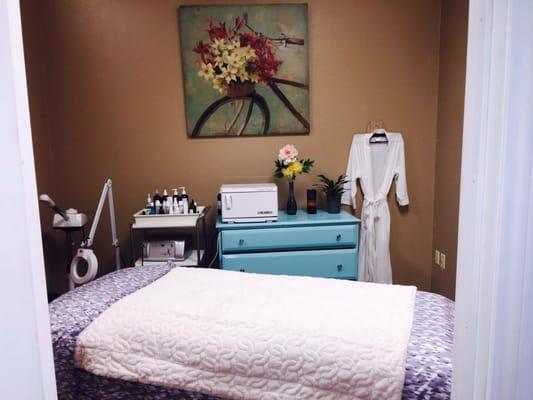 Single massage and facial room