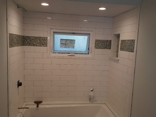 tub / shower with tile surround