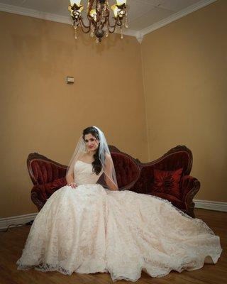 This sofa is usually located in the bridal room but can also be used in the main room for your guest.