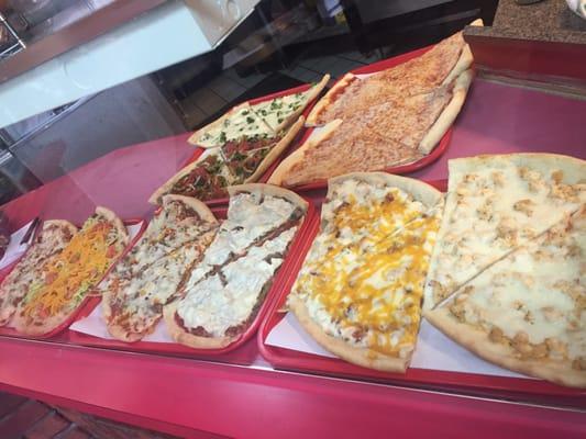 Many types of great pizza slices