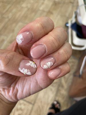 Gel nails with cute white flowers