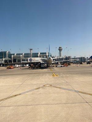 Taxiing past UNITED's HUB in ORD