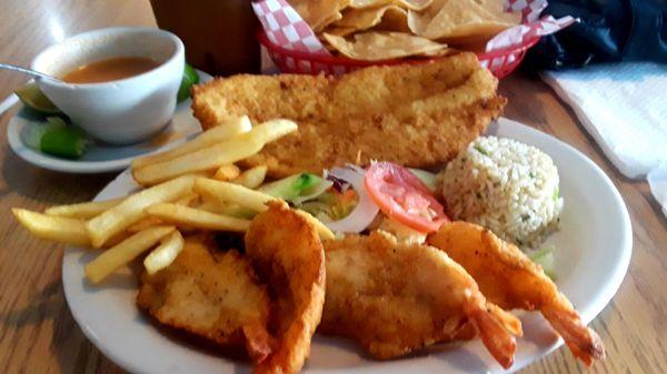 Huge platter of fried shrimp fresh fish, seasoned rice, small salad. fries. Seafood salsa! delicious chips. I'll definitely be back