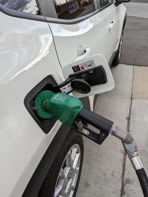 My rental car doesn't have a screw-top. It looks like a mini plunger...haha! I like handsfree fill-ups.