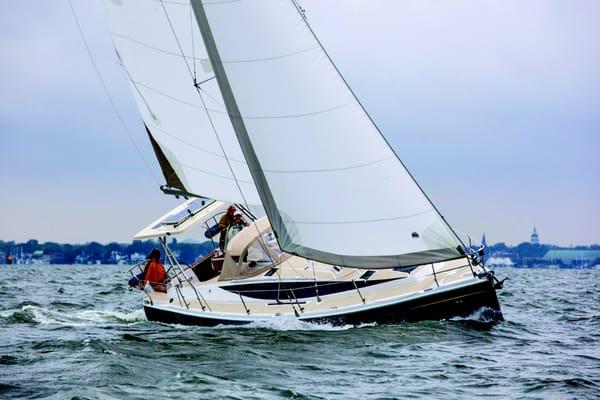 Hunter 40 under sail