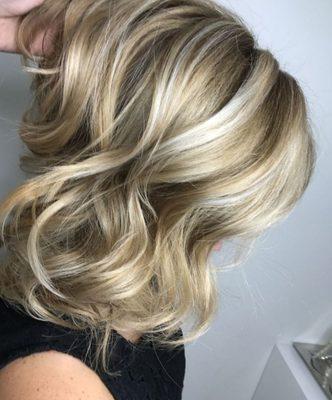 Multidimensional blonde highlights/lowlights