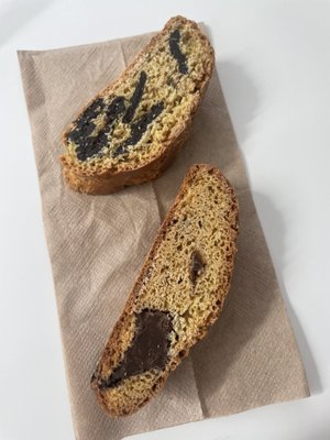 Prune and chocolate cantucci