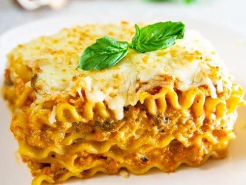 Lasagna with cottage cheese, mozzarella  cheese, pasta, beef and chicken.