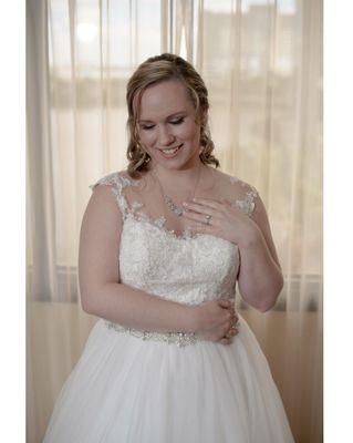 Soft and glam look on this gorgeous bride