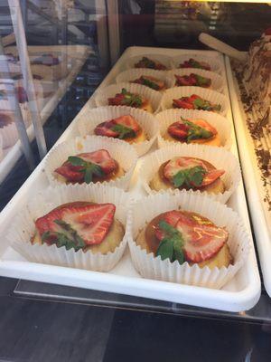 Individual flan with fresh strawberries