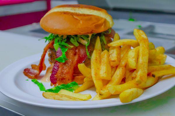 Hamburguesa con papas fritas