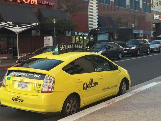 A Long Beach Yellow Cab available for street hails.