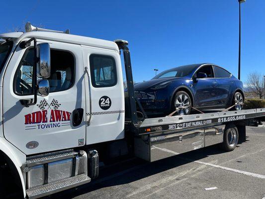 towing a 2020 tesla from the 14 Freeway agua dulce