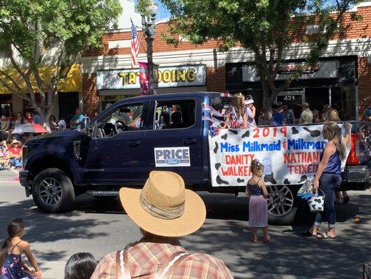 Turlock 07/04/19 Parade: Miss Milkmaid & Milkman