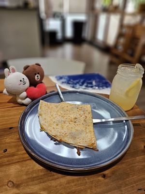 Baby Crepe with Bacon and an Aloha Lemonade (pineapple and mango flavors)