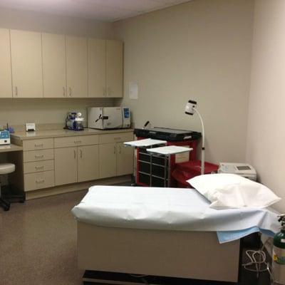 Specialized procedure rooms for cuts, burns, dislocations, fractures, allergic reactions, and other injuries.