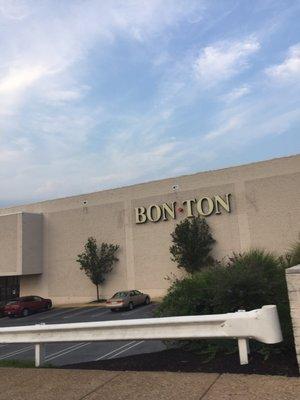 Bon Ton -- Colonial Park Mall : 4600 Jonestown Road / Route 22, Harrisburg                 Storefront