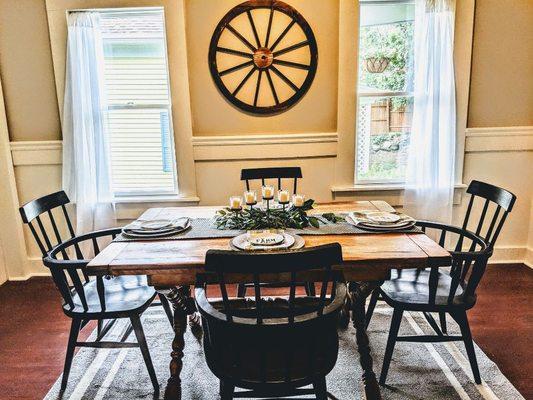 Farmhouse dining
#homestaging #stagingsells #farmhousediningroom #wagonwheel #cazenovia