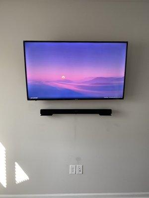 55in tv 
Full swivel mount 
Hidden cable box 
Soundbar sync with tv 
All wireless