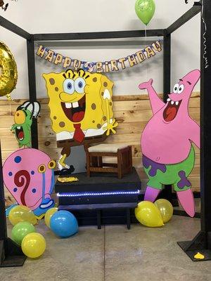 Birthday party throne with services for personalized characters