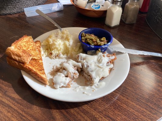 Chicken fried steak, mashed potatoes and green beans with a sweet ice tea. Yum