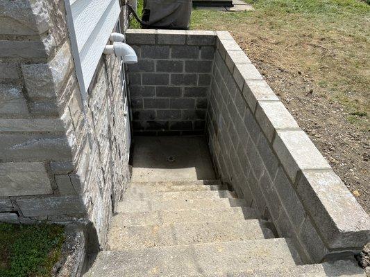 Basement entry retaining wall