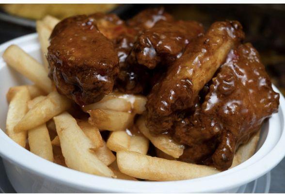 Our lunch special 5PC sweet chilli wings and fries