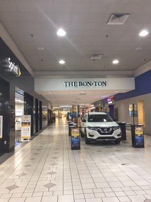 Bon Ton -- Colonial Park Mall : 4600 Jonestown Road / Route 22, Harrisburg                 Storefront